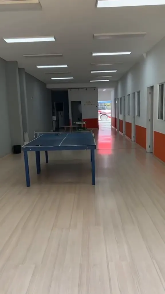 Salão de Brás Cubas, com mesa de ping-pong