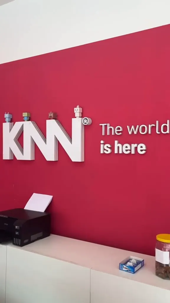 Recepção de Brás Cubas, com o logo da KNN na parede vermelha