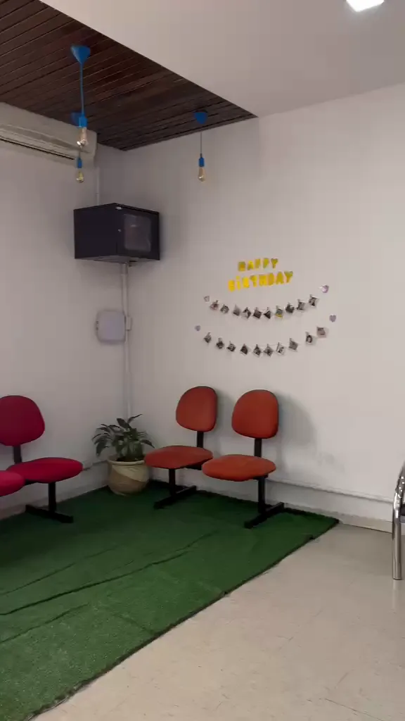 Espaço de espera do Centro, com grama sintética