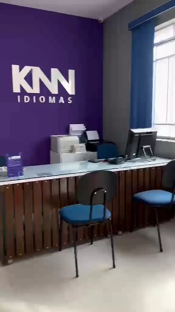 Recepção do Centro, com a parede roxa da KNN