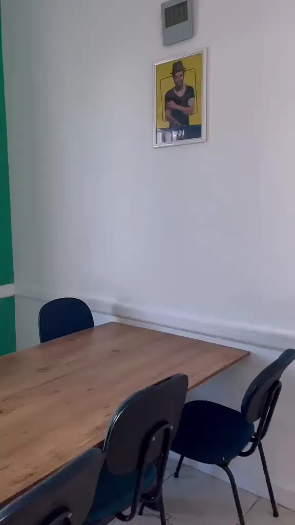 Sala de aula do Centro, com mesa de madeira
