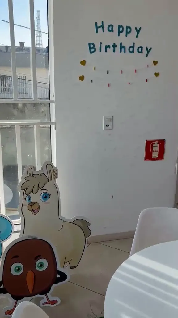Canto infantil de César de Souza, com os personagens do livro